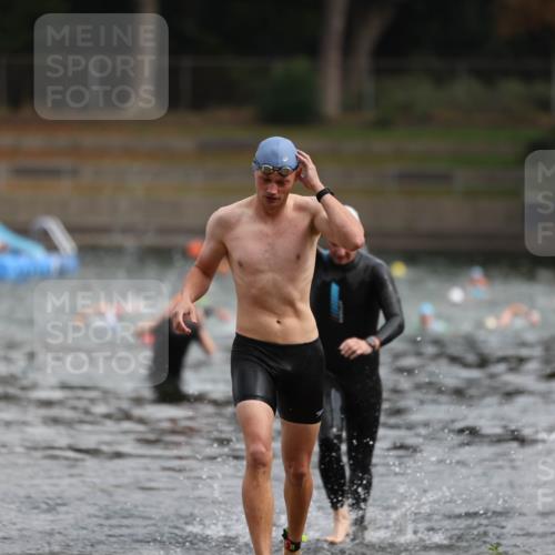 14.09.2025 - Stadtparktriathlon Michael Strokosch http://msf.ph/oto/8863625 14.09.2025 10:31:45 Schwimmen 804, 811 meine-sportfotos.de