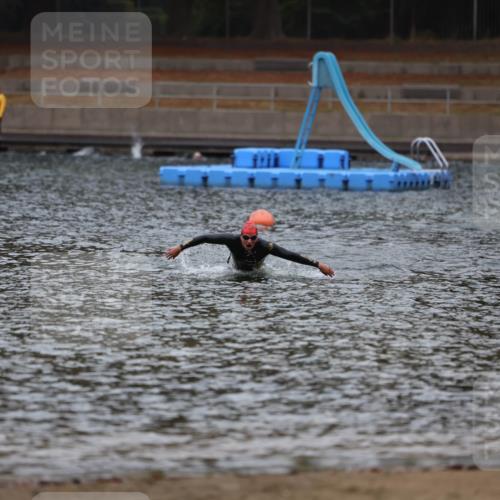 14.09.2025 - Stadtparktriathlon Michael Strokosch http://msf.ph/oto/8863740 14.09.2025 08:48:56 Schwimmen  meine-sportfotos.de