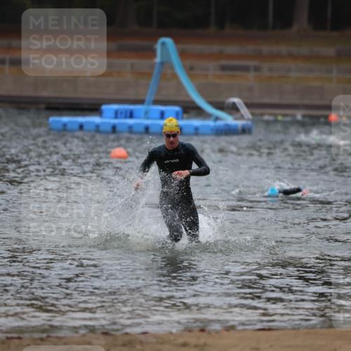14.09.2025 - Stadtparktriathlon Michael Strokosch http://msf.ph/oto/8863800 14.09.2025 08:49:20 Schwimmen 310 meine-sportfotos.de