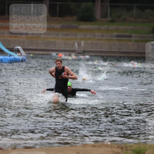 14.09.2025 - Stadtparktriathlon Michael Strokosch http://msf.ph/oto/8863916 14.09.2025 08:49:59 Schwimmen 351, 355 meine-sportfotos.de