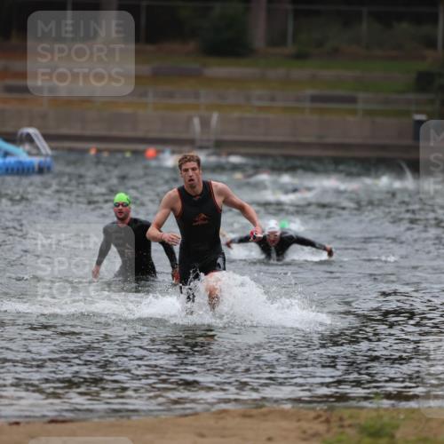 14.09.2025 - Stadtparktriathlon Michael Strokosch http://msf.ph/oto/8863925 14.09.2025 08:50:01 Schwimmen 351, 355 meine-sportfotos.de