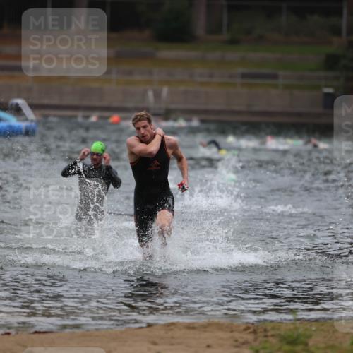 14.09.2025 - Stadtparktriathlon Michael Strokosch http://msf.ph/oto/8863927 14.09.2025 08:50:02 Schwimmen 351, 355 meine-sportfotos.de