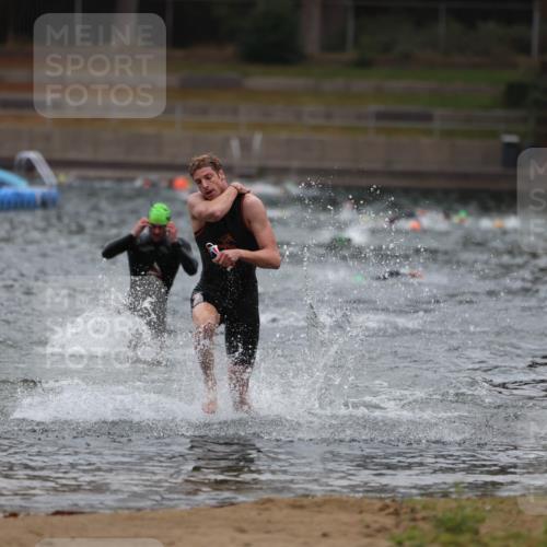 14.09.2025 - Stadtparktriathlon Michael Strokosch http://msf.ph/oto/8863929 14.09.2025 08:50:02 Schwimmen 351, 355 meine-sportfotos.de