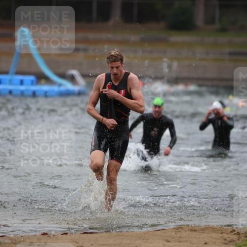 14.09.2025 - Stadtparktriathlon Michael Strokosch http://msf.ph/oto/8863934 14.09.2025 08:50:04 Schwimmen 351, 355 meine-sportfotos.de