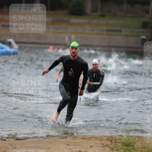 14.09.2025 - Stadtparktriathlon Michael Strokosch http://msf.ph/oto/8863956 14.09.2025 08:50:08 Schwimmen 309, 351, 355 meine-sportfotos.de