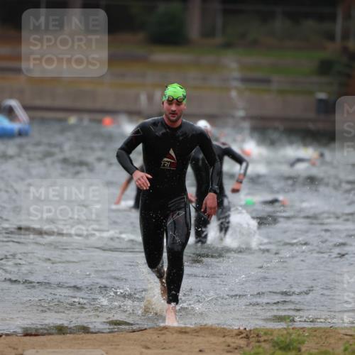 14.09.2025 - Stadtparktriathlon Michael Strokosch http://msf.ph/oto/8863959 14.09.2025 08:50:09 Schwimmen 309, 351, 355 meine-sportfotos.de
