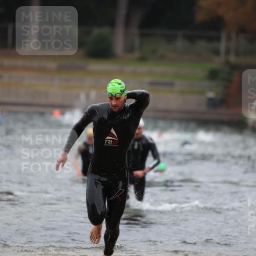 14.09.2025 - Stadtparktriathlon Michael Strokosch http://msf.ph/oto/8863964 14.09.2025 08:50:10 Schwimmen 309, 351, 355 meine-sportfotos.de