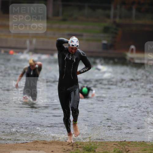 14.09.2025 - Stadtparktriathlon Michael Strokosch http://msf.ph/oto/8863983 14.09.2025 08:50:14 Schwimmen 309, 335, 355 meine-sportfotos.de