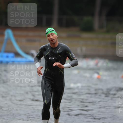 14.09.2025 - Stadtparktriathlon Michael Strokosch http://msf.ph/oto/8864042 14.09.2025 08:50:28 Schwimmen 330, 335 meine-sportfotos.de
