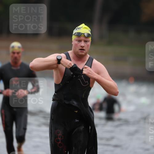 14.09.2025 - Stadtparktriathlon Michael Strokosch http://msf.ph/oto/8864167 14.09.2025 08:51:07 Schwimmen 361, 368, 376 meine-sportfotos.de