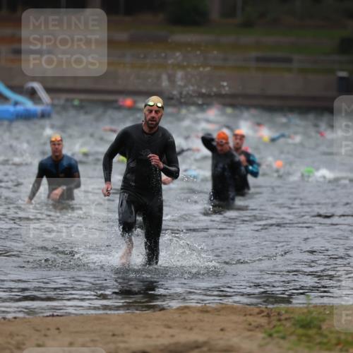14.09.2025 - Stadtparktriathlon Michael Strokosch http://msf.ph/oto/8864190 14.09.2025 08:51:17 Schwimmen 301, 339, 350 meine-sportfotos.de