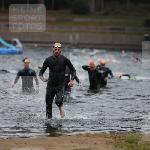14.09.2025 - Stadtparktriathlon Michael Strokosch http://msf.ph/oto/8864191 14.09.2025 08:51:17 Schwimmen 301, 339, 350 meine-sportfotos.de