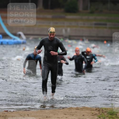 14.09.2025 - Stadtparktriathlon Michael Strokosch http://msf.ph/oto/8864194 14.09.2025 08:51:18 Schwimmen 301, 339, 350 meine-sportfotos.de