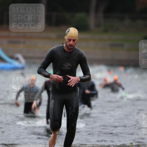 14.09.2025 - Stadtparktriathlon Michael Strokosch http://msf.ph/oto/8864209 14.09.2025 08:51:21 Schwimmen 301, 339, 340, 350 meine-sportfotos.de