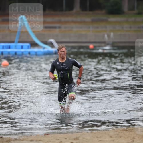 14.09.2025 - Stadtparktriathlon Michael Strokosch http://msf.ph/oto/8864811 14.09.2025 08:58:22 Schwimmen 311 meine-sportfotos.de