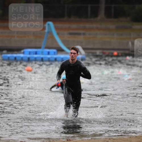 14.09.2025 - Stadtparktriathlon Michael Strokosch http://msf.ph/oto/8865071 14.09.2025 09:01:01 Schwimmen 394, 408, 431 meine-sportfotos.de