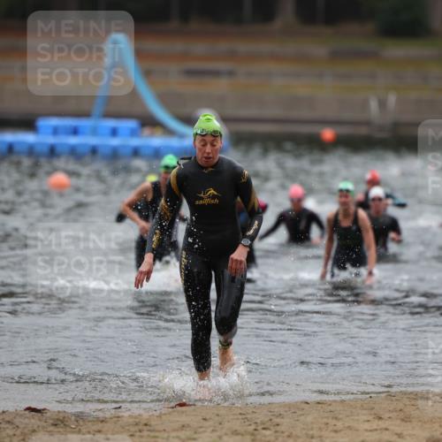 14.09.2025 - Stadtparktriathlon Michael Strokosch http://msf.ph/oto/8866052 14.09.2025 09:13:30 Schwimmen 438, 503 meine-sportfotos.de