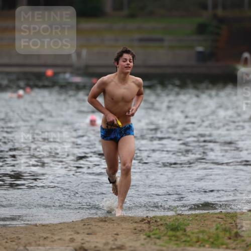 14.09.2025 - Stadtparktriathlon Michael Strokosch http://msf.ph/oto/8866376 14.09.2025 09:42:17 Schwimmen 549 meine-sportfotos.de