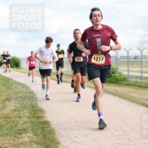 14.09.2025 - Airport Race Dr. Thomas Lammeyer http://msf.ph/oto/8867393 14.09.2025 12:08:45 Laufen 66, 886, 1217 meine-sportfotos.de
