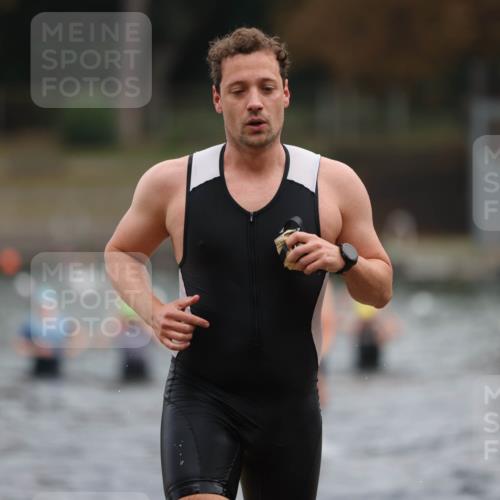 14.09.2025 - Stadtparktriathlon Michael Strokosch http://msf.ph/oto/8868599 14.09.2025 10:33:03 Schwimmen 739, 750, 779, 787 meine-sportfotos.de