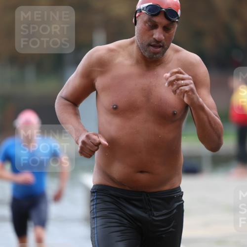 14.09.2025 - Stadtparktriathlon Michael Strokosch http://msf.ph/oto/8868809 14.09.2025 10:34:34 Schwimmen 728, 744, 746 meine-sportfotos.de