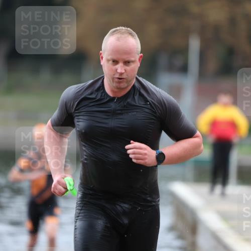 14.09.2025 - Stadtparktriathlon Michael Strokosch http://msf.ph/oto/8868880 14.09.2025 10:35:47 Schwimmen 734, 756, 775, 805, 808 meine-sportfotos.de