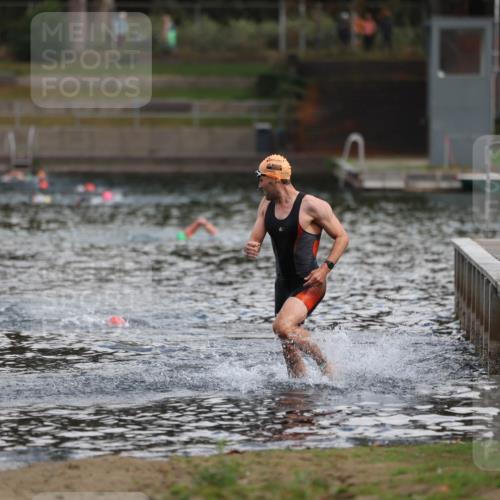 14.09.2025 - Stadtparktriathlon Michael Strokosch http://msf.ph/oto/8868902 14.09.2025 10:48:39 Schwimmen 823, 880 meine-sportfotos.de