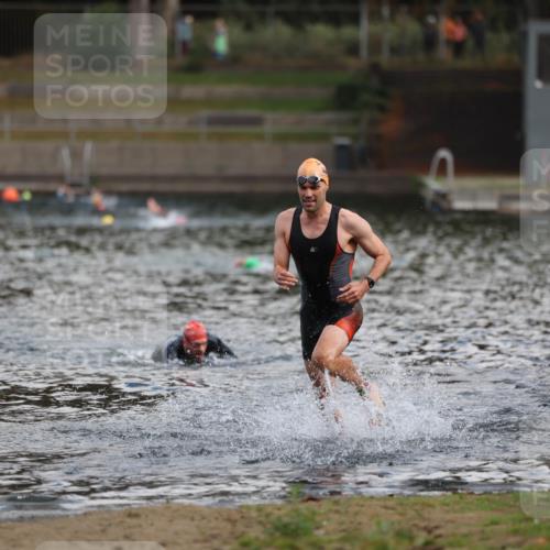 14.09.2025 - Stadtparktriathlon Michael Strokosch http://msf.ph/oto/8868904 14.09.2025 10:48:40 Schwimmen 823, 880 meine-sportfotos.de