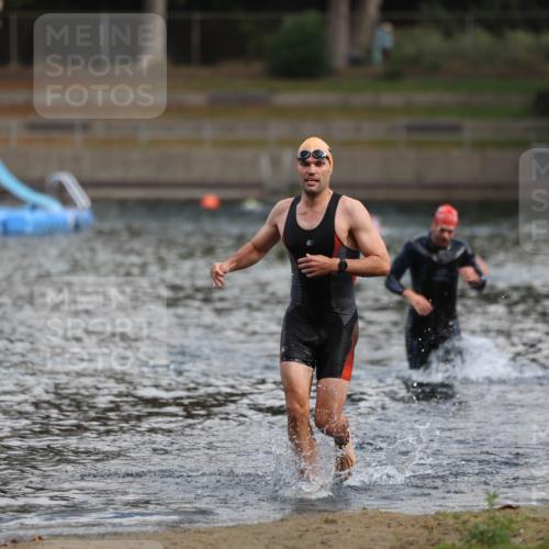 14.09.2025 - Stadtparktriathlon Michael Strokosch http://msf.ph/oto/8868907 14.09.2025 10:48:41 Schwimmen 823, 880 meine-sportfotos.de