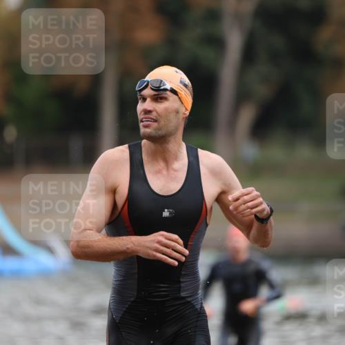 14.09.2025 - Stadtparktriathlon Michael Strokosch http://msf.ph/oto/8868923 14.09.2025 10:48:46 Schwimmen 823, 880 meine-sportfotos.de