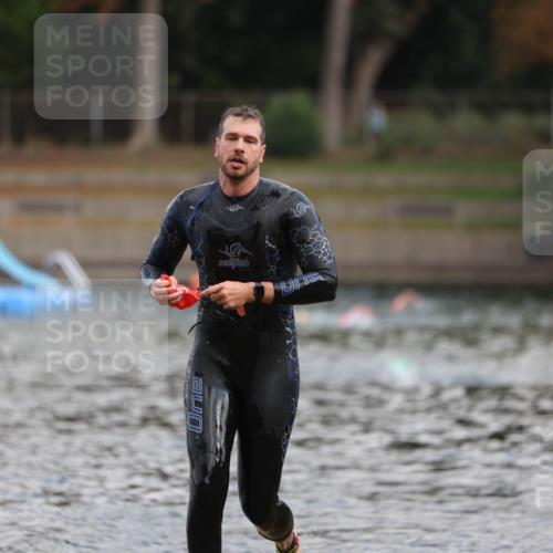 14.09.2025 - Stadtparktriathlon Michael Strokosch http://msf.ph/oto/8868931 14.09.2025 10:48:49 Schwimmen 823, 880 meine-sportfotos.de