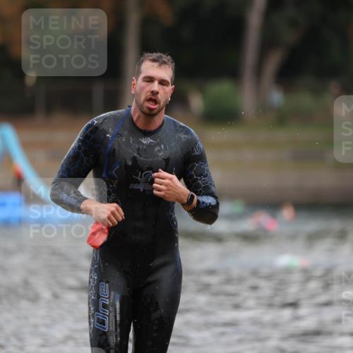 14.09.2025 - Stadtparktriathlon Michael Strokosch http://msf.ph/oto/8868937 14.09.2025 10:48:50 Schwimmen 823, 880 meine-sportfotos.de