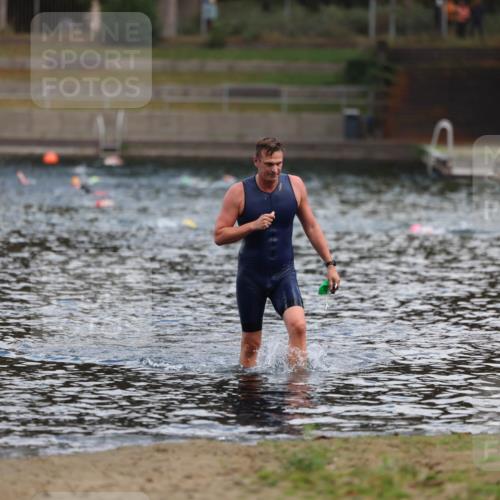 14.09.2025 - Stadtparktriathlon Michael Strokosch http://msf.ph/oto/8868946 14.09.2025 10:49:14 Schwimmen 901 meine-sportfotos.de