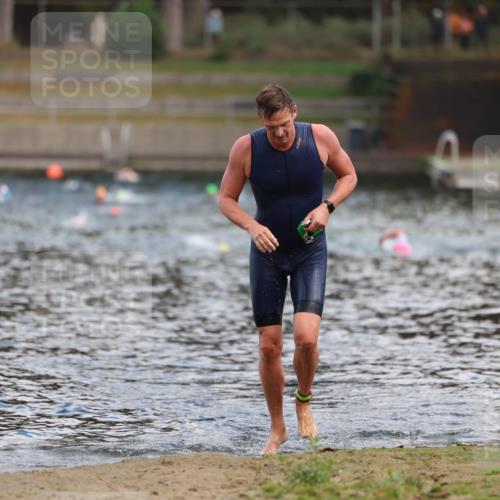 14.09.2025 - Stadtparktriathlon Michael Strokosch http://msf.ph/oto/8868956 14.09.2025 10:49:19 Schwimmen 901 meine-sportfotos.de