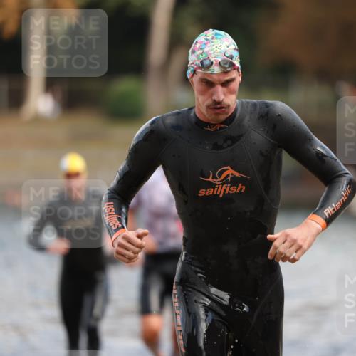 14.09.2025 - Stadtparktriathlon Michael Strokosch http://msf.ph/oto/8869004 14.09.2025 10:49:49 Schwimmen 825, 842, 865, 875 meine-sportfotos.de