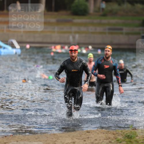 14.09.2025 - Stadtparktriathlon Michael Strokosch http://msf.ph/oto/8869048 14.09.2025 10:50:10 Schwimmen 831, 909 meine-sportfotos.de