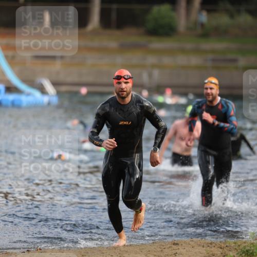 14.09.2025 - Stadtparktriathlon Michael Strokosch http://msf.ph/oto/8869053 14.09.2025 10:50:12 Schwimmen 831, 909 meine-sportfotos.de