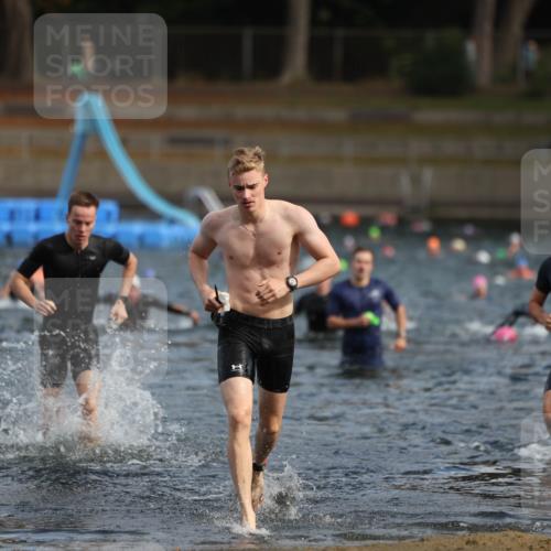 14.09.2025 - Stadtparktriathlon Michael Strokosch http://msf.ph/oto/8869209 14.09.2025 10:51:41 Schwimmen 848, 849, 856 meine-sportfotos.de