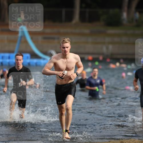 14.09.2025 - Stadtparktriathlon Michael Strokosch http://msf.ph/oto/8869210 14.09.2025 10:51:41 Schwimmen 848, 849, 856 meine-sportfotos.de