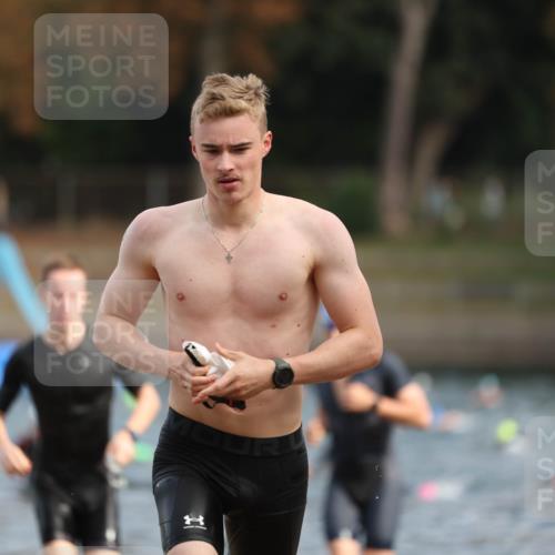 14.09.2025 - Stadtparktriathlon Michael Strokosch http://msf.ph/oto/8869223 14.09.2025 10:51:44 Schwimmen 827, 848, 849, 856 meine-sportfotos.de