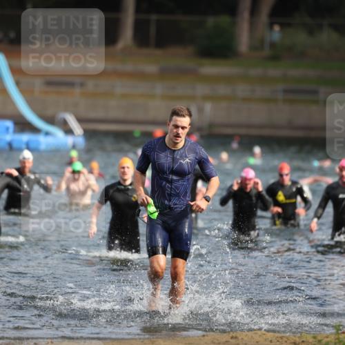 14.09.2025 - Stadtparktriathlon Michael Strokosch http://msf.ph/oto/8869246 14.09.2025 10:51:51 Schwimmen 827, 848, 917 meine-sportfotos.de
