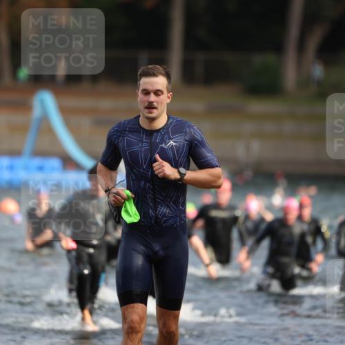 14.09.2025 - Stadtparktriathlon Michael Strokosch http://msf.ph/oto/8869259 14.09.2025 10:51:54 Schwimmen 827, 835, 852, 859, 917 meine-sportfotos.de
