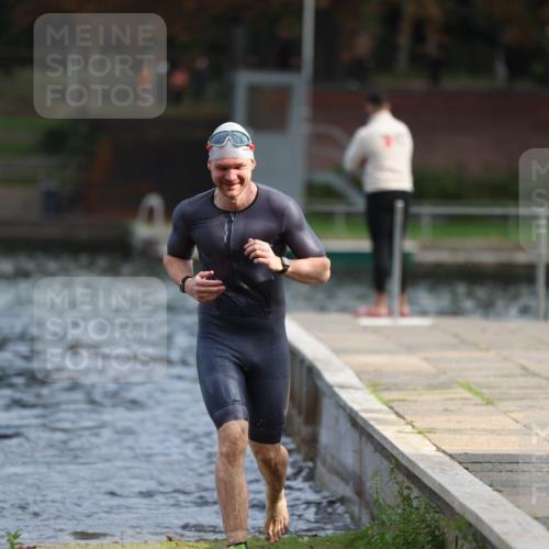 14.09.2025 - Stadtparktriathlon Michael Strokosch http://msf.ph/oto/8869452 14.09.2025 10:53:04 Schwimmen 822, 854 meine-sportfotos.de