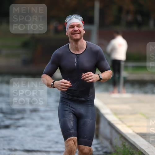 14.09.2025 - Stadtparktriathlon Michael Strokosch http://msf.ph/oto/8869462 14.09.2025 10:53:05 Schwimmen 822, 854 meine-sportfotos.de