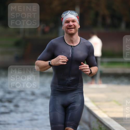 14.09.2025 - Stadtparktriathlon Michael Strokosch http://msf.ph/oto/8869464 14.09.2025 10:53:06 Schwimmen 822, 854 meine-sportfotos.de