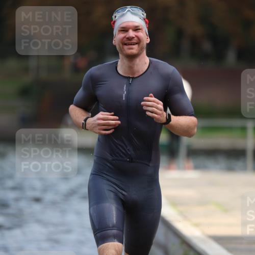 14.09.2025 - Stadtparktriathlon Michael Strokosch http://msf.ph/oto/8869466 14.09.2025 10:53:06 Schwimmen 822, 854 meine-sportfotos.de