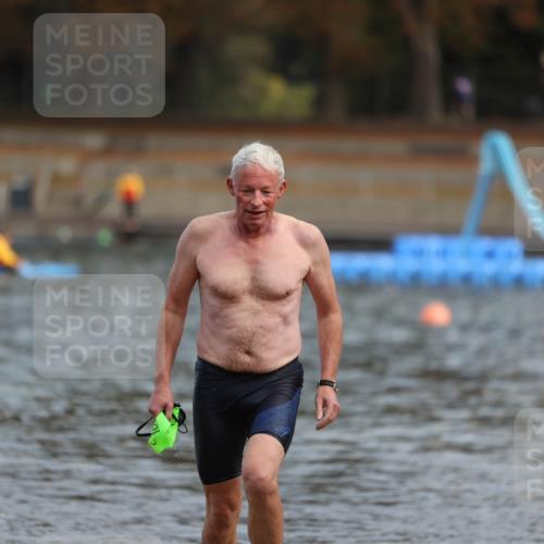 14.09.2025 - Stadtparktriathlon Michael Strokosch http://msf.ph/oto/8869469 14.09.2025 10:53:13 Schwimmen 854, 902 meine-sportfotos.de