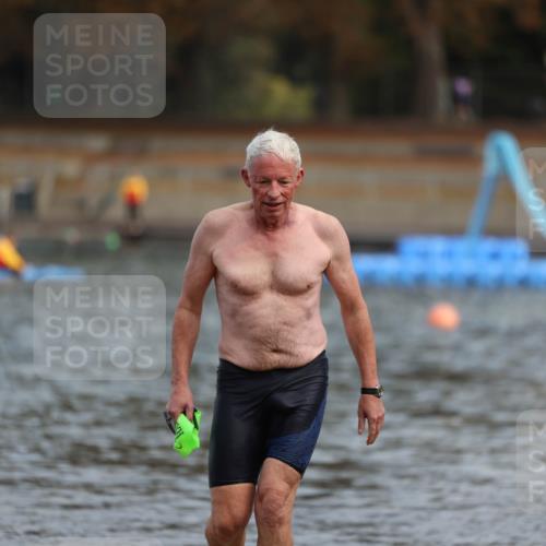 14.09.2025 - Stadtparktriathlon Michael Strokosch http://msf.ph/oto/8869470 14.09.2025 10:53:13 Schwimmen 854, 902 meine-sportfotos.de