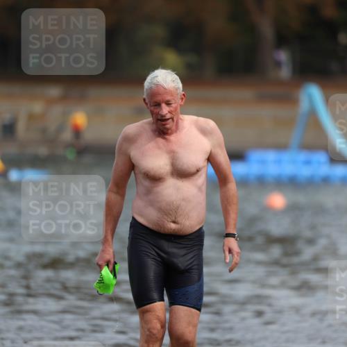 14.09.2025 - Stadtparktriathlon Michael Strokosch http://msf.ph/oto/8869473 14.09.2025 10:53:14 Schwimmen 854, 902 meine-sportfotos.de