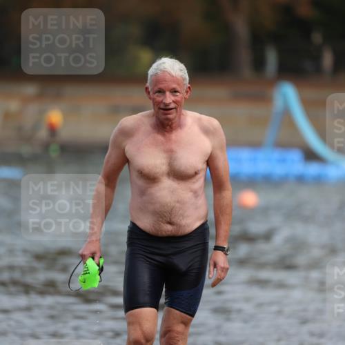 14.09.2025 - Stadtparktriathlon Michael Strokosch http://msf.ph/oto/8869477 14.09.2025 10:53:14 Schwimmen 854, 902 meine-sportfotos.de